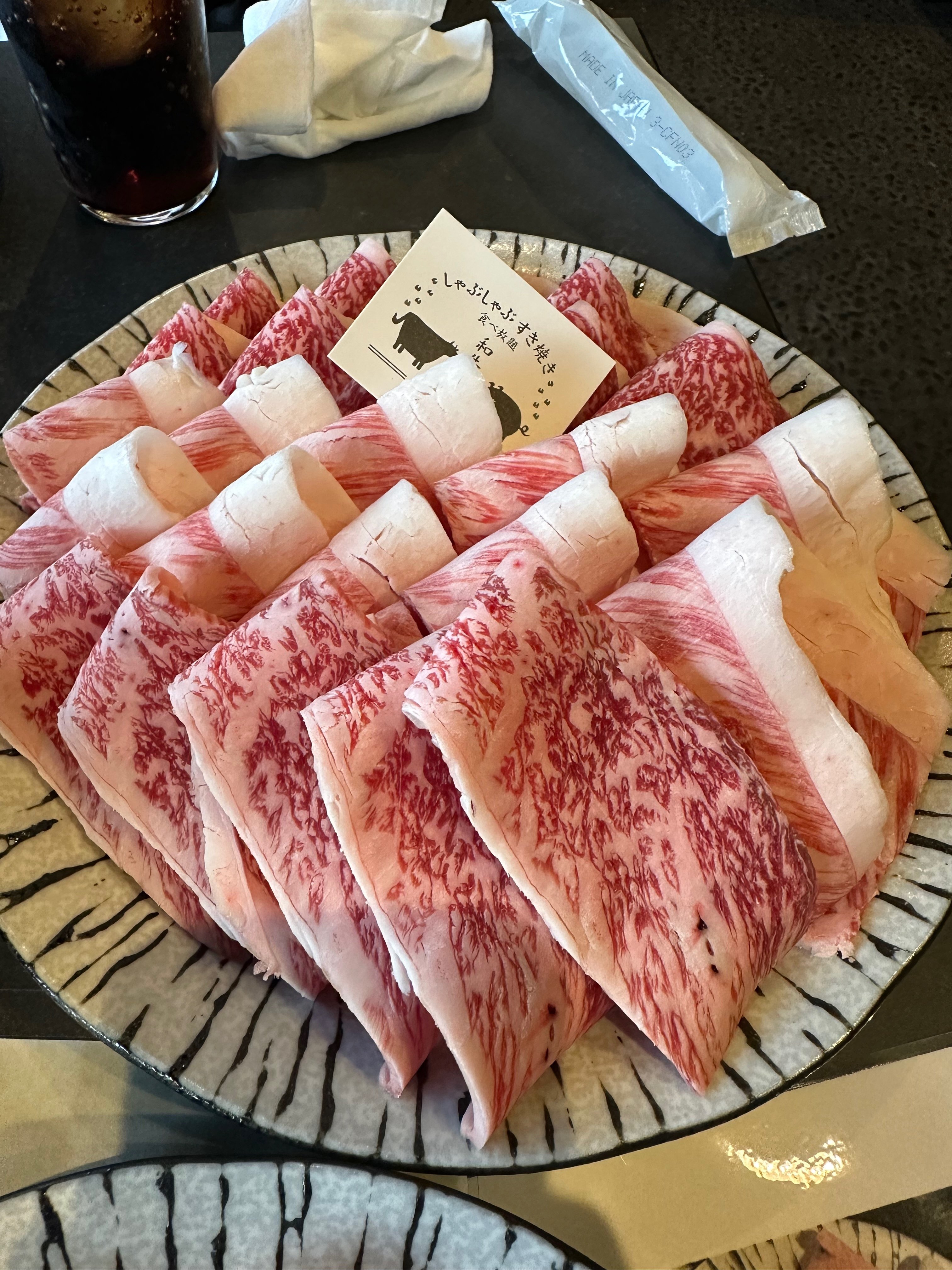 和牛放题的肉,吃了几片之后实在是太腻了,最好不要选择寿喜烧锅底,否则腻上加腻